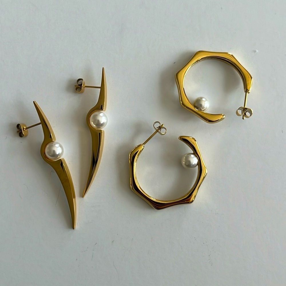 Nwt the set of two Pearl geometric earrings, 18k gold over stainless steel
